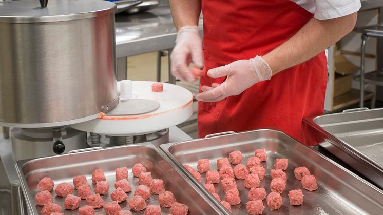 Kommunal kock "rullar" köttbullar