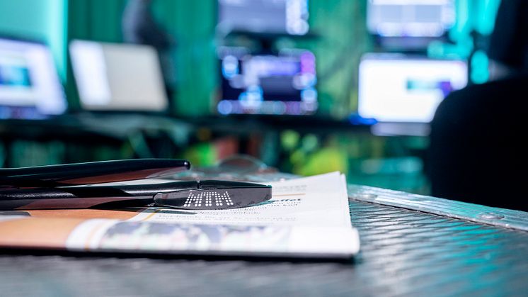 MTM har låtit Metamatrix granska tillgänglighet på svenska nyhetssajter och resultatet visar flera brister. På bilden syns en penna med MTM:s logotyp och en tidning, som ligger i en studio med flera datorskärmar i bakgrunden. Foto: Apelöga/MTM