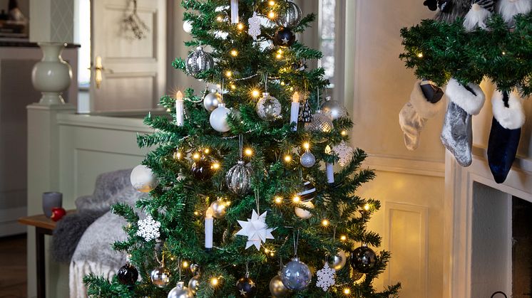 Rusta_2022_S4_ChistmastreeCervina_180 cm PVC-plastic 160 LED_599 SEK_NOK_59,90 EUR