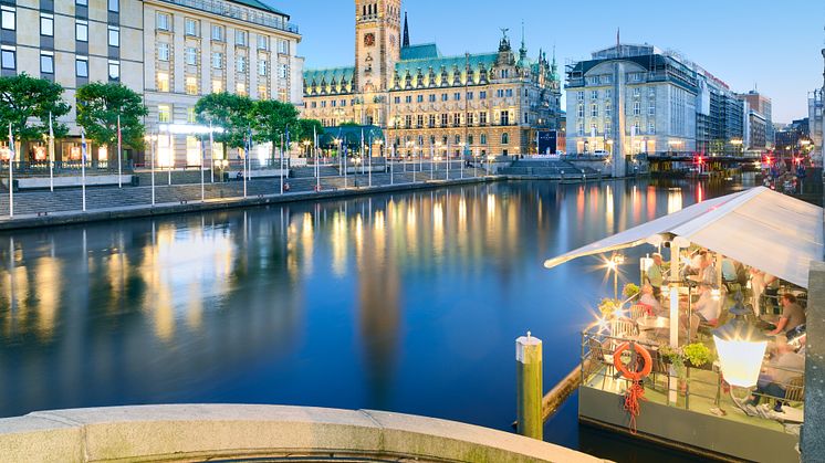 Hamburg_Rathausam_Alsterkanal