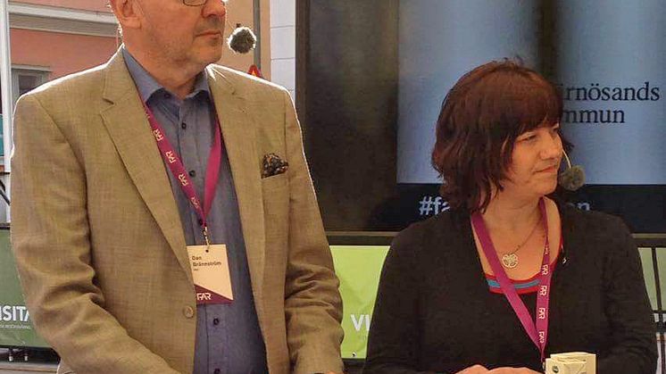 Karin Frejarö, vice ordförande i kommunstyrelsen (MP), deltog i fredagens seminarium med FAR under Almedalsveckan. Till vänster i bild ser vi Dan Brännström, generalsekreterare för FAR.