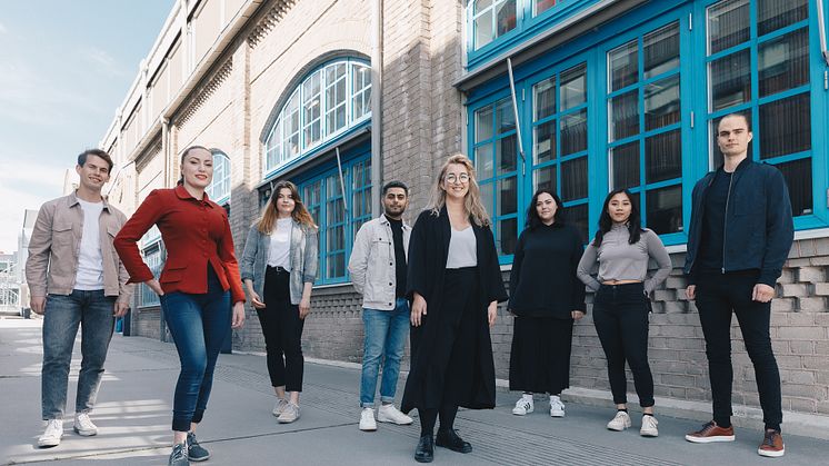 Från vänster i bild:  Viktor  Nordling, Mika Lindblad, Linnea Lundmark, Mohammad Mohammad, Ami Olin Nordenmarker, Matilda Thorup, Linn Thomessen, Petter Henfridsson. Fotograf:  Bea Holmberg.
