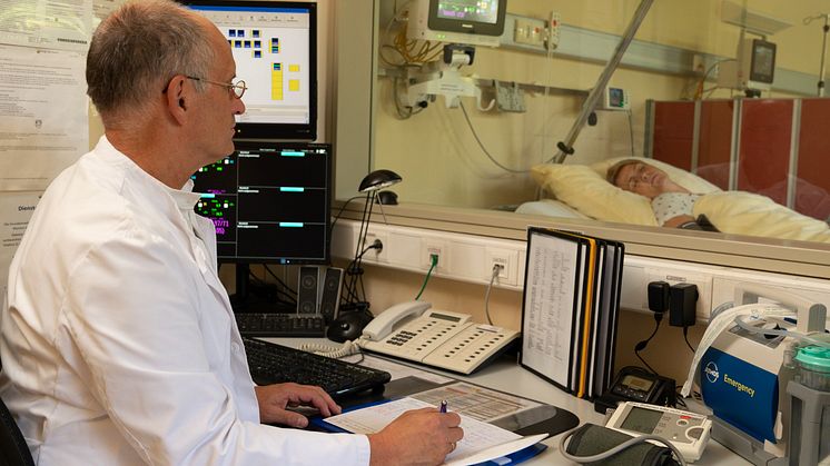 Chefarzt Dr. Bernd Schade im Überwachungsraum der Schlaganfall-Abteilung in der Hephata-Klinik.