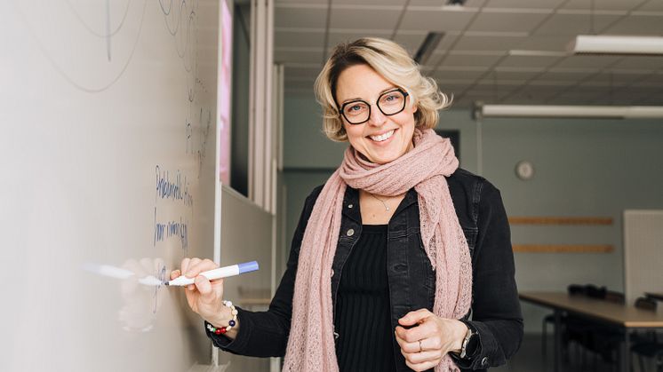 En bra lärare får studenter att prata med varandra, får dem att tänka tillsammans och bygga något kollektivt, säger Helen Winzell.