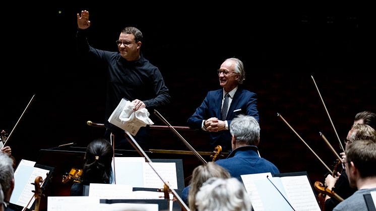 Ryan Bancroft och Kungliga Filharmonikerna med konserthuschef Stefan Forsberg. Foto: Yanan Li