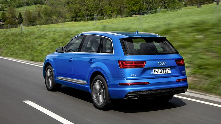 Audi Q7 in crystal effect paint finish Ara Blue