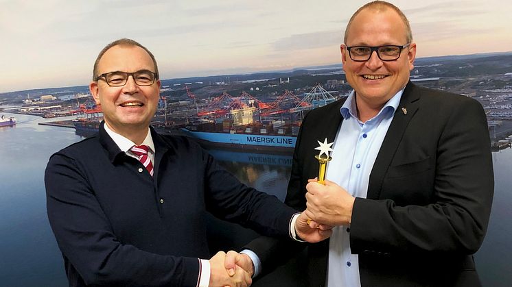 Henrik Kristensen lämnar över stafettpinnen till Dennis Lenthe Olesen
