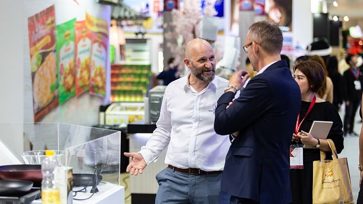 Fiskeriutsending Asbjørn Warvik Rørtveit i samtale med sjømataktør under Thaifex 2019. I år blir de fysiske møteplassene erstattet med digitale.