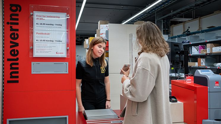 Kunde_henter_pakke_i_post_i_butikk_PMM_66461_Foto_Aksel_Jermstad