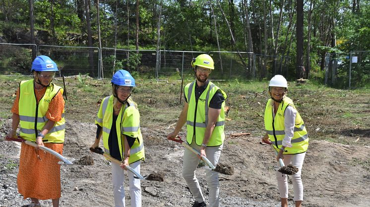 Första spadtaget (från vänster) Marie Åkesdotter, Ordförande i Tyresö Bostäder, Anita Mattsson, Kommunstyrelsens ordförande, Henrik Löfvenborg, Produktionschef NCC, Maria Frantzén, VD på Tyresö Bostäder