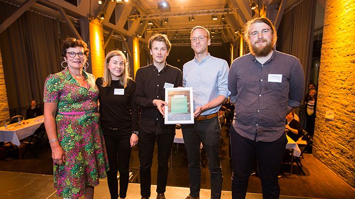 Miljönämndens ordförande (och prisutdelare), Carina Svensson, tillsammans med vinnarna i den svenska deltävlingen av Nordic Built Cities Challenge.  