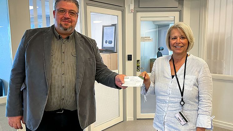 Först ut att premieras i kommunhuset var Cathrin Mårtensson, HR-strateg. Här är det Teddy Nilsson, kommunstyrelsen ordförande, som delar ut gåvokortet.