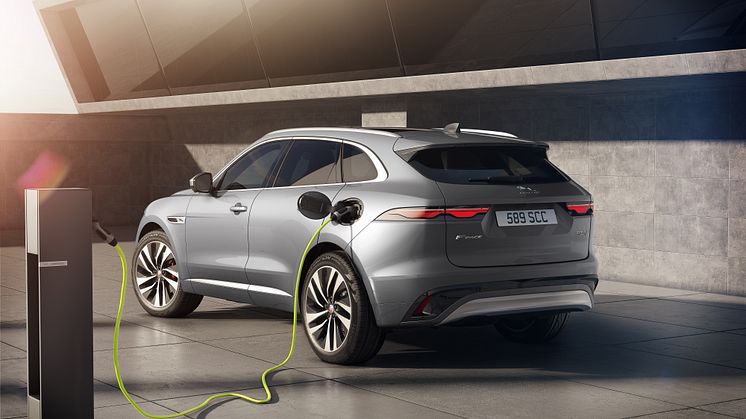 NYA JAGUAR F-PACE: LYXIG, UPPKOPPLAD, ELEKTRIFIERAD