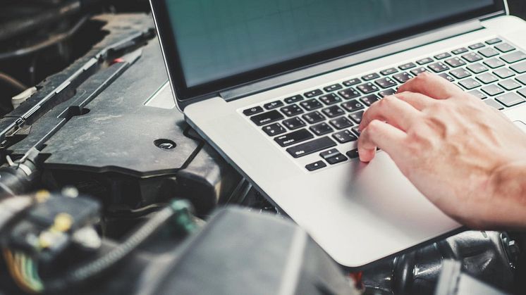 Åpent-bilpanser-med-laptop