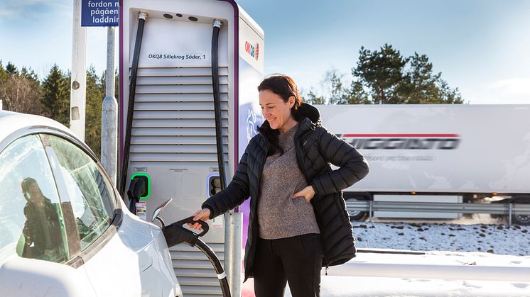 Jenny-Lo Markström laddar sin Tesla vid den nya supersnabbladdaren