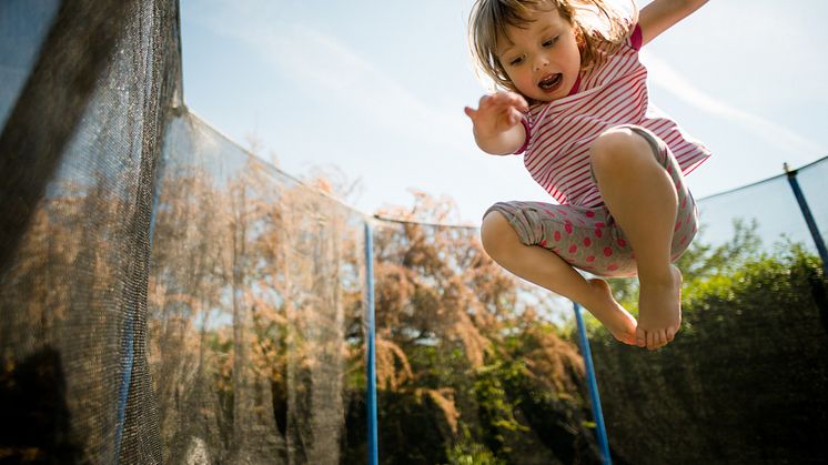 Auch Kinder haben aktuell "Home Office", denn gespielt werden darf aufgrund der Corona-Ansteckungsgefahr fast nur zu Hause. Auf der sicheren Seite sind alle Abenteurer, Kletterkünstler und Luftikusse mit dem privaten Kinderunfallschutz.