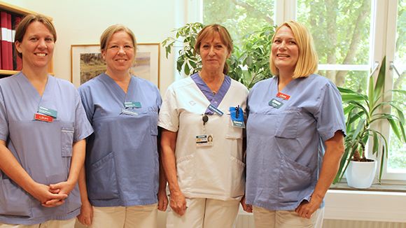 Från vänster: överläkare Ann-Ida Eliasson, sjuksköterska Ann-Louise Leiby, sjuksköterska och frakturkoordinator Evalena Sandh, överläkare och biträdande klinikchef Katrin Rimsby på osteoporosmottagningen på Norrtälje sjukhus.