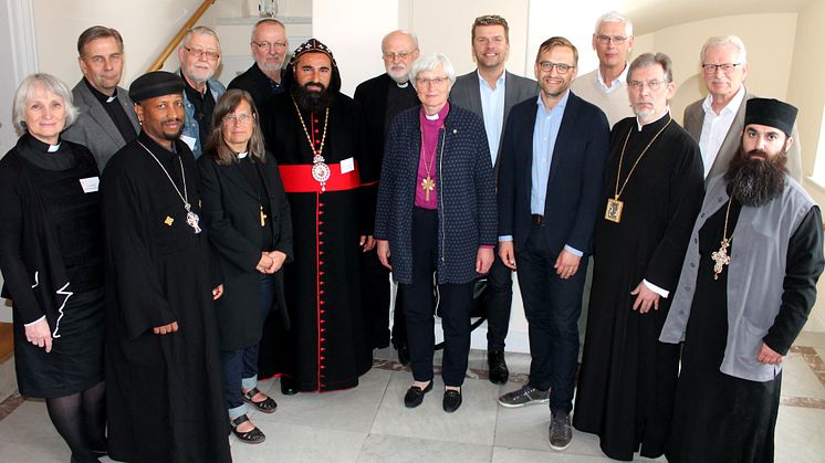 Landets kyrkoledare skriver en gemensam debattartikel om ekumenik. Merparten av undertecknarna finns med på bilden. Alla namn finns nedan i bifogad bildbeskrivning.