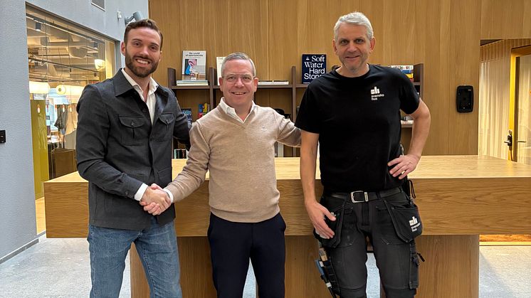 Linus Book (förvaltare, Svenska Hus), Jörgen Dahlström (säljare, bemt AB) och Robin Stefancic (drifttekniker, Svenska Hus) ser fram emot att ge hyresgäster i Skåne ren och frisk inomhusluft.