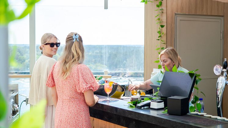 Den säsongsöppna Stars-baren på övre däck har öppnat för sommaren. Photo: Finnlines Plc.