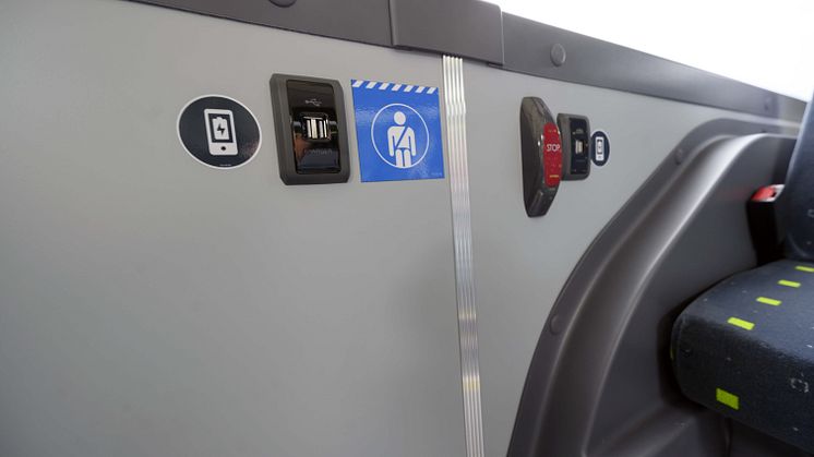 Det er USB-uttak for lading av mobiltelefon ved hver seterekke.