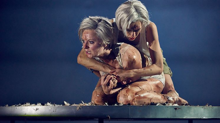 Mariann Hole og Helene Naustdal Bergsholm i Brannen. Foto: Øyvind Eide