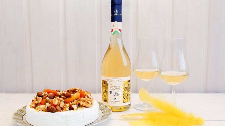 Det går alldeles utmärkt att dricka Tokaji Aszu 5 puttonyos till nötter och krämiga ostar