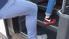 85 Sjöboungdomar vill bli  aktivitets- eller organisationsledare. Tidigt en ledig fredag kliver de på bussen för att åka på utbildning.