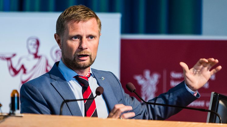 MÅ SVARE: Helseminister Bent Høie møter Torgeir Micaelsen, helsepolitisk talsperson i Arbeiderpartiet, og Kjersti Toppe, helsepolitisk talsperson i Senterpartiet, til debatt om den norske helsetjenesten. FOTO: Thomas Barstad Eckhoff