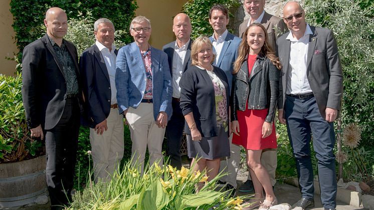 Bakre raden: Marcus Svensson, Rolf Eriksson och Lars Jonsson, ByggVesta. Thomas Tranberg, Tomas Hermansson och Erik Haegerstrand, Bonnier Fastigheter. Främre raden: Agneta Jacobsson och Jenny Jonsson, ByggVesta. Björn Boestad, Bonnier Fastigheter.