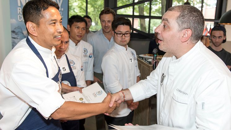3-Sternekoch und Jury-Mitglied Christian Bau freute sich mit dem Drittplatzierten Bijaya Gurung
