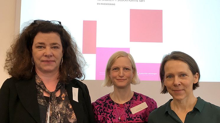 Syntolkning: Porträtt av rapportförfattarna Annika Öhrner och Karolina Uggla med konstnären och forskaren Karin Hansson framför upplyst väggfond med rapporttiteln "Forskning rörande kulturella och kreativa näringar för lärosäten i Stockholms län".