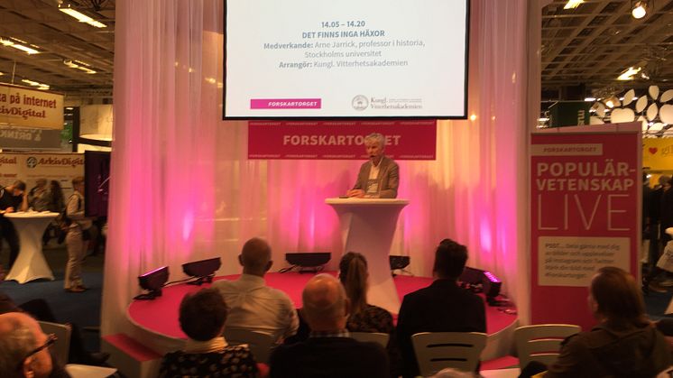 Vitterhetsakademien har flera egna programpunkter på Forskartorget. I korta föredrag presenterar några aktuella författare sina nyutkomna böcker.