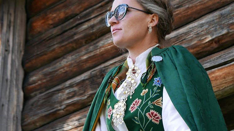 Stine Westlund i Specsavers, styler sin Nordlandsbunad med en diskré brille fra Tiger of Sweden i en grønntone som kler bunaden. Foto Christer Folke Westlund.