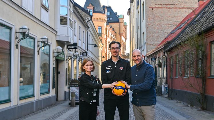 – Vi är så stolta att kunna erbjuda volleybollpubliken en stor internationell landslagsturnering, säger Boel Starbrant, Visit Lund, här tillsammans med Stefan Sjöström, Lunds VK, och Simon Dahl, Svensk Volleyboll.