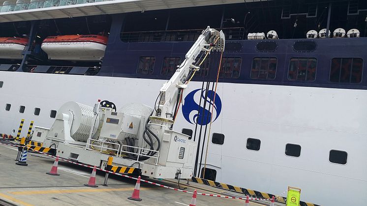 A battery-powered AMPMobile unit connects a ship to shore power at Shenzhen cruise terminal. 