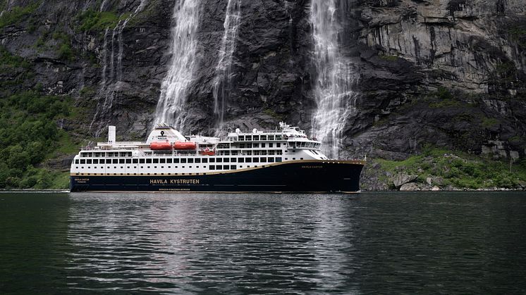 2. juni 2022: Havila Castor seiler inn verdensarven i Geirangerfjorden, utslippsfritt og lydløst, som verdens første cruiseskip. 