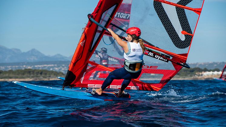 LEDER EM: Maya Gysler leder EM i windsurfing før den avgjørende finalen og er allerede sikret en EM-medalje. FOTO: Morten Jensen