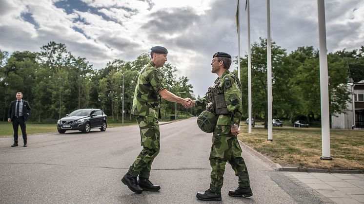 Överbefälhavare Micael Bydén besöker Livgardet under övningen och tas emot av chefen för Militärregion Mitt Thomas Karlsson.