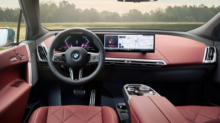 BMW iX xDrive60 i farven Arctic Race Blue