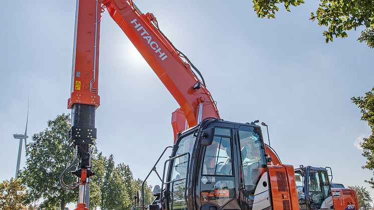 Delvator_Hitachi_ZX135_CTA_clamshell_2751