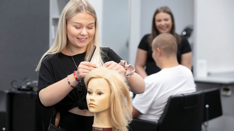 Hantverksprogrammet med inriktning frisör, barberare, hår och makeupstylist tar inte in några nya elever i höst
