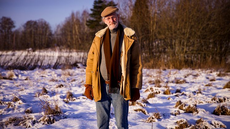Ola Hjelm vid tomten i Norrtälje. Foto: Rikard Samuelsson, Centrum för rättvisa