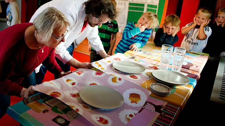 Någonsin sett en trollkarl dra undan en duk från ett bord utan att något porslin ramlar?