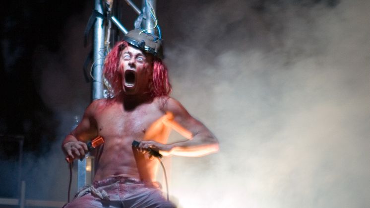 "Gasoline-drenched punk circus" på Fringe Festival