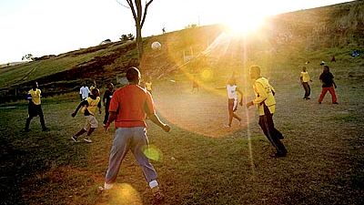 Stadium delar ut 10 000 par fotbollsskor i Sydafrika
