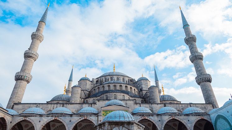 Die von alltours angebotene Kultur-Rundreise führt unter anderem nach Istanbul, wo die Blaue Moschee besichtigt werden kann.
