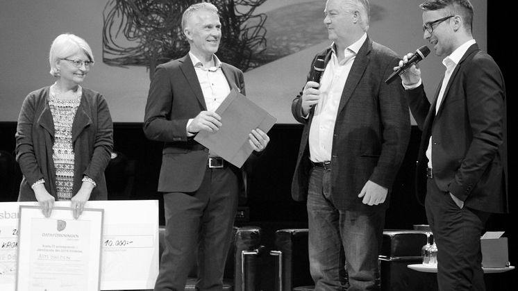 Priset delades ut av representanter från Sigma och Dataföreningen i Jämtland. Från vänster ser vi Åsa Hofsten, Dataföreningen; Bert-Ola Bångman, Sigma; Göran Elovsson och Axel Bergström, AIM Sweden