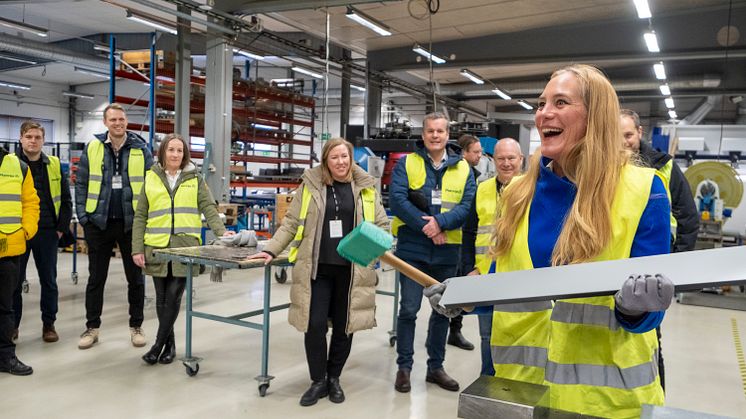 OBOS kommunikationschef Karin Hellgren i Plannjas fabrik i Landsbro