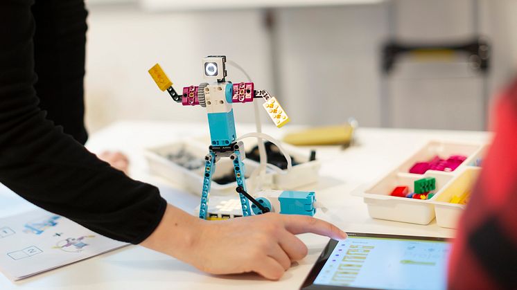 Majoriteten föräldrar positiva till digital kompetens i skolan enligt ny Novusundersökning